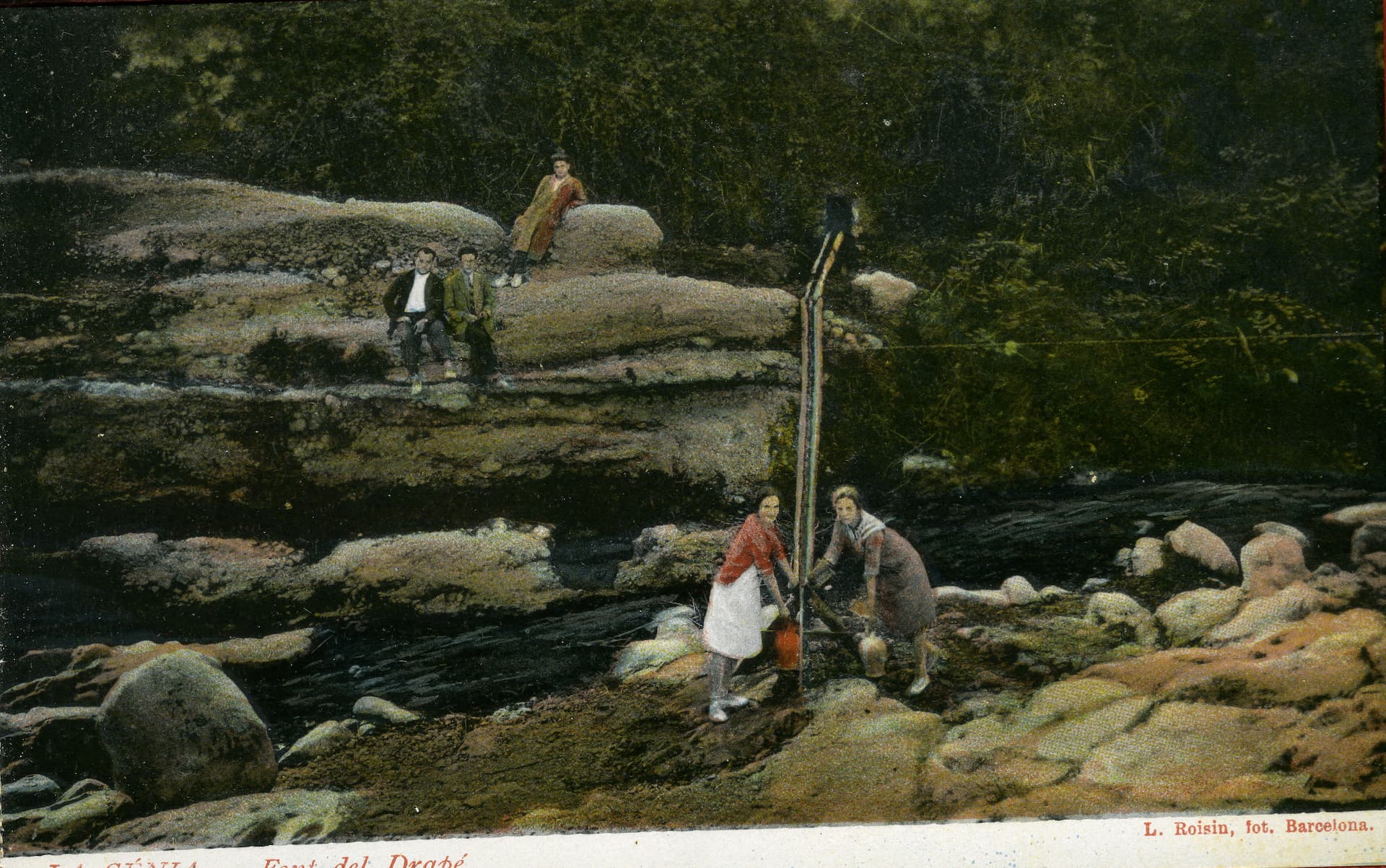 Font del Draper, una de les fonts de la vora del riu S&eacute;nia m&eacute;s concorregudes quan encara no s&rsquo;havia portat l&rsquo;aigua fins al poble. Principis segle XX. Font: Fons Lucien Roisin &ndash; Centre d&rsquo;Estudis Seniencs.