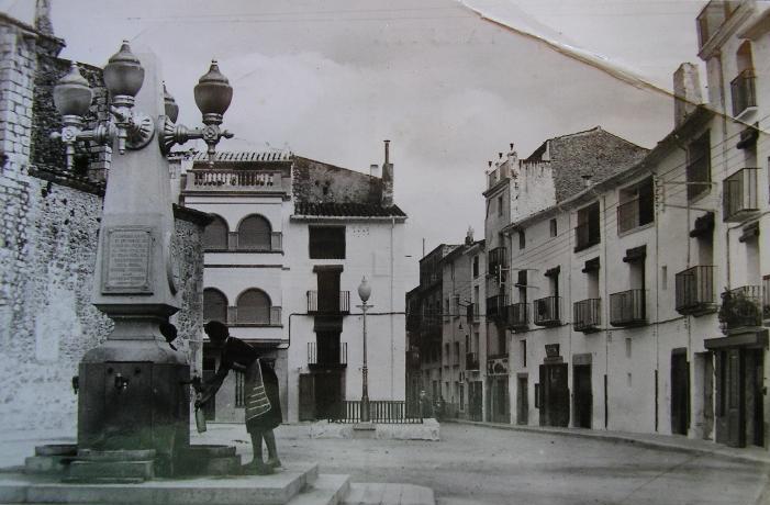La pla&ccedil;a Major de la S&eacute;nia amb la Font Nova en primer terme i la Font Vella al fons. Anys 60. Font: Todocolecci&oacute;n &ndash; Centre d&rsquo;Estudis Seniencs.