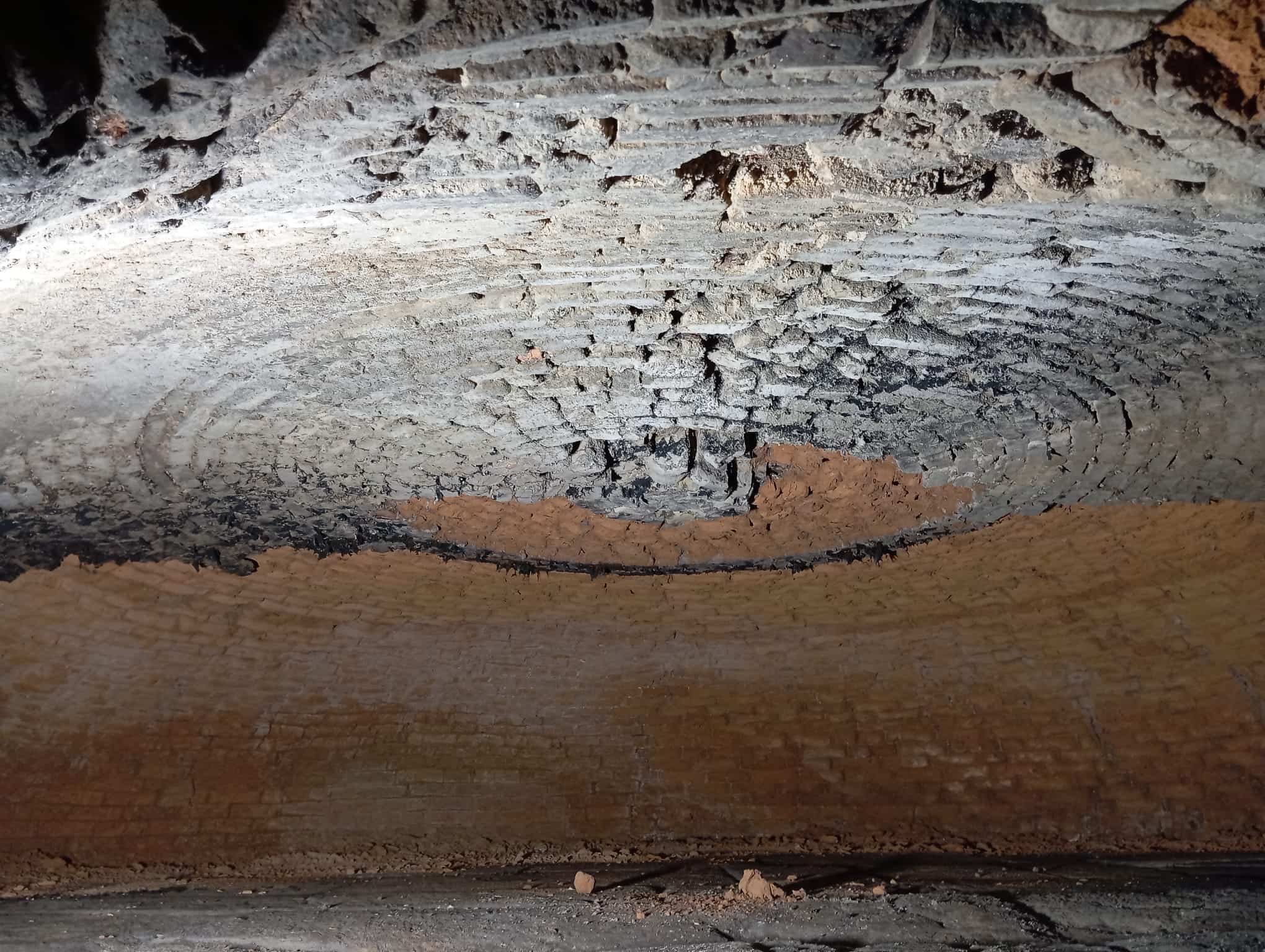 Boca de l&rsquo;antic forn amb la porta de ferro que la tancava. Any 2024. Font: Centre d&rsquo;Estudis Seniencs.