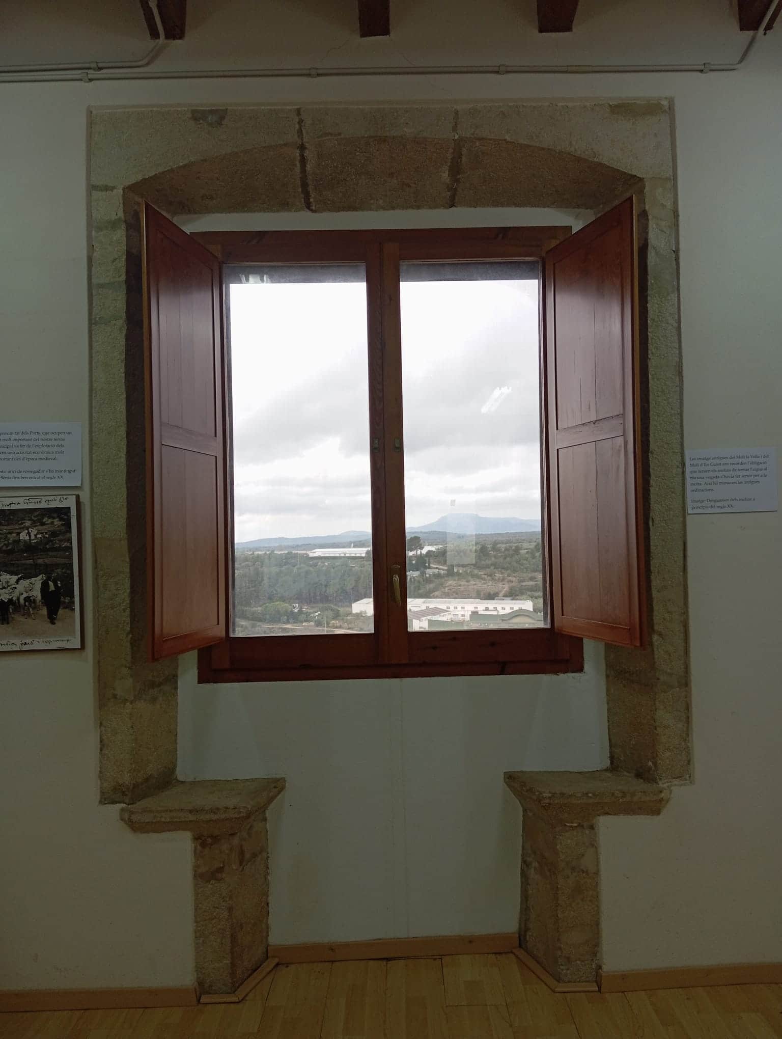 Primera planta de l&rsquo;Ajuntament vell, amb la finestra principal que dona al riu amb els festejadors a banda i banda. Any 2025. Font: Centre d&rsquo;Estudis Seniencs.