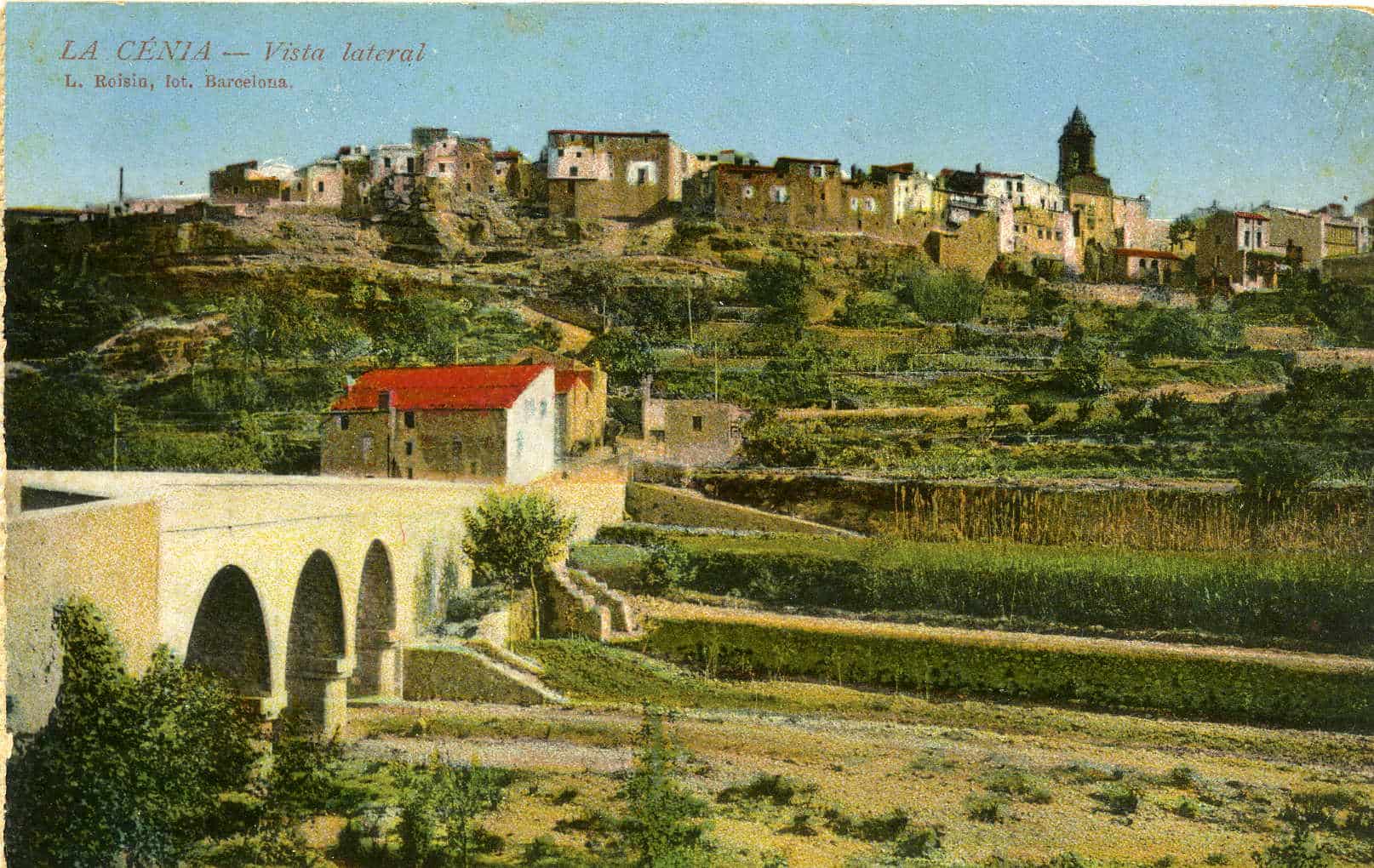 Vista des del riu de la fa&ccedil;ana de la S&eacute;nia, on es pot identificar el cam&iacute; costerut que puja des dels molins fins al poble, tot costa amunt. Principis segle XX. Font: Fons Lucien Roisin &ndash; Centre d&rsquo;Estudis Seniencs.