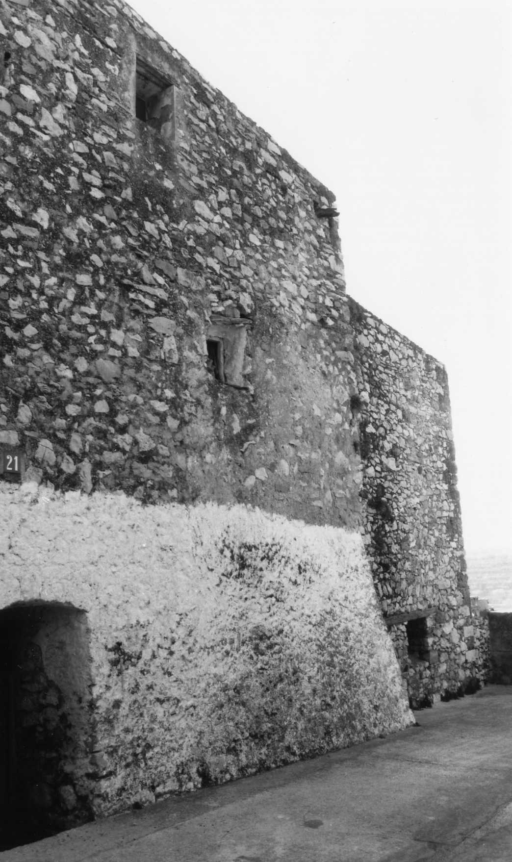 Extrem del carrer Galileu, abans de la reforma de la Torre mirador, amb la combinaci&oacute; de ma&ccedil;oneria i emblanquinat. Any 1980. Font: Fons Rodrigo Sabat&eacute; Abella &ndash; Centre d&rsquo;Estudis Seniencs.