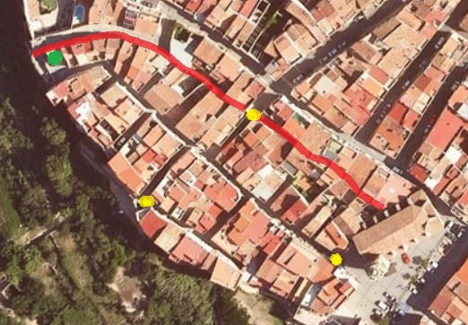 Ortofoto del nucli antic de la S&eacute;nia. La l&iacute;nia roja marca el recorregut de la muralla de defensa medieval formada per la part posterior de les cases, els punts grocs la ubicaci&oacute; dels tres portals d&rsquo;entrada a la vila closa i el punt verd la ubicaci&oacute; de la Torre mirador. Any 2023. Font: Institut Cartogr&agrave;fic i Geogr&agrave;fic de Catalunya - Centre d&rsquo;Estudis Seniencs.